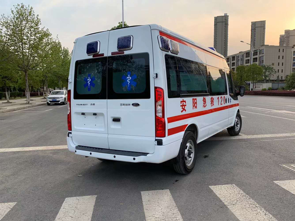 國(guó)六福特V348長(zhǎng)軸中頂救護(hù)車